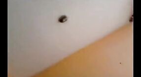 Vidéo de sexe indien mettant en vedette une fille aux gros seins chevauchant la grosse bite de son petit ami 2 minute 20 sec