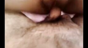 Vidéo de sexe indien mettant en vedette une fille aux gros seins chevauchant la grosse bite de son petit ami 2 minute 40 sec