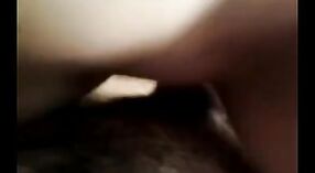 Indyjski seks wideo featuring a busty dziewczyna jazda konna jej chłopak & # 039; s duży dick 1 / min 00 sec