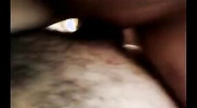 Indyjski seks wideo featuring a busty dziewczyna jazda konna jej chłopak & # 039; s duży dick 1 / min 10 sec