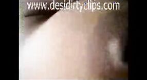 Индийское секс-видео с участием девушки дези, обнажающей порно сцену своего любовника на открытом воздухе 0 минута 40 сек