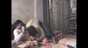 Vídeos de sexo indianos com uma rapariga da aldeia a desfrutar de pornografia áspera e gratuita 2 minuto 40 SEC