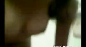 రౌండ్ టిట్స్ ఉన్న సిగ్గుపడే అమ్మాయిని కలిగి ఉన్న భారతీయ సెక్స్ వీడియోలు 1 మిన్ 20 సెకను