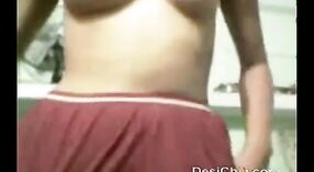 Vídeos de sexo indianos com uma rapariga tímida com mamas redondas 0 minuto 40 SEC
