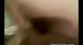 Vídeos de sexo indianos com uma rapariga tímida com mamas redondas 1 minuto 00 SEC