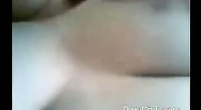 Индийское секс-видео с участием подростка с молочно-белыми сиськами 1 минута 00 сек