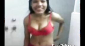 Indyjski seks wideo featuring a gorący Desi dziewczyna w czerwony biustonosz 0 / min 0 sec