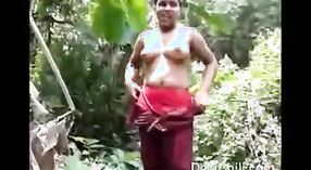 Zrogowaciały Desi dziewczyna dostaje niegrzeczny z jej sąsiad w the jungle 1 / min 40 sec