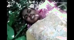 શિંગડા દેશી છોકરી જંગલમાં તેના પાડોશી સાથે તોફાની બને છે 3 મીન 10 સેકન્ડ