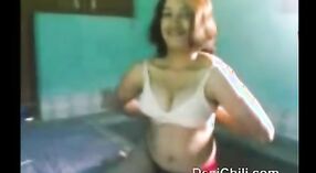 Dilettante Indiano ragazza strisce per lei fidanzato in dilettante sesso video 1 min 20 sec