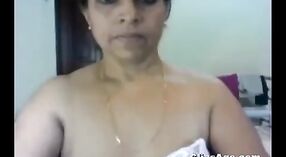 Ibu rumah tangga mallika Bhabhi bintang ing skandal mms panas 4 min 20 sec