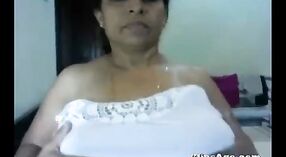 Desi dona de casa Mallika Bhabhi estrelas em um quente MMS escândalo 5 minuto 20 SEC