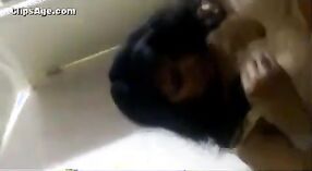 Video porno indio con una tía gordita y su cliente habitual 1 mín. 00 sec