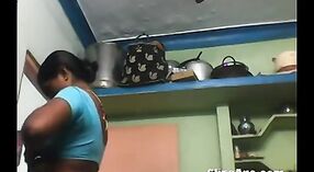 Любительская горничная Дези демонстрирует свои сиськи в горячем MMS видео 3 минута 00 сек