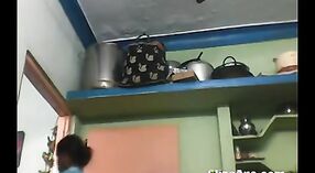 Любительская горничная Дези демонстрирует свои сиськи в горячем MMS видео 4 минута 00 сек