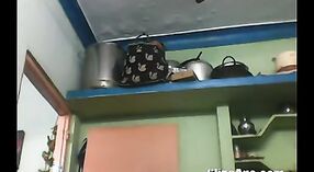 Pembantu Desi Amatir Memamerkan Payudaranya dalam Video MMS Panas 4 min 20 sec