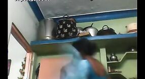 Une Femme De Ménage Desi Amateur Montre Ses Seins dans une Vidéo MMS Chaude 0 minute 0 sec