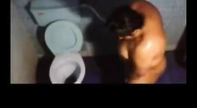 Vídeo pornográfico amador da casa de banho de uma tia indiana busty 3 minuto 00 SEC