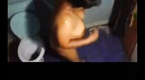 Amateur Badkamer porno video van een rondborstig Indisch aunty 5 min 00 sec