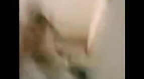فيديو إباحي هندي يعرض (ديزي ظبي) الممتلئة ومستأجرها الصغير 6 دقيقة 20 ثانية
