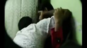 インドの大学生は、勉強室で彼女の先生から乱雑な性交を得る 1 分 20 秒