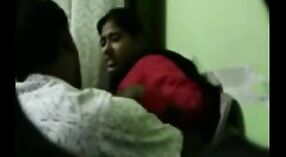 Indiase college student gets een rommelig neuken van haar leraar in de studie kamer 1 min 50 sec