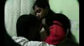 インドの大学生は、勉強室で彼女の先生から乱雑な性交を得る 0 分 0 秒