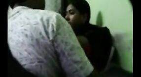 Indiase college student gets een rommelig neuken van haar leraar in de studie kamer 0 min 50 sec