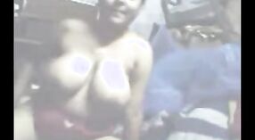Vidéo de sexe indien mettant en vedette un boudi bengali avec des melons et de gros seins se faisant baiser par le mec d'à côté 1 minute 50 sec