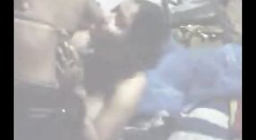 Индийское секс-видео с бенгальской буди с дынями и большими сиськами, которую трахает соседский парень 2 минута 20 сек