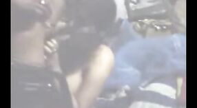 Vídeo de sexo indiano com um boudi bengali com melões e mamas grandes a serem fodidas pelo tipo à porta 2 minuto 50 SEC