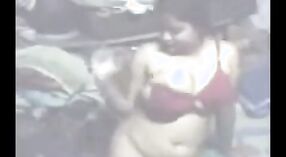 भारतीय सेक्स वीडियो में खरबूजे और बड़े स्तन के साथ एक बंगाली बौडी की विशेषता है जो नेक्स्टडोर आदमी द्वारा गड़बड़ हो रही है 0 मिन 0 एसईसी