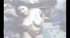 Indisches Sexvideo mit einer bengalischen Boudi mit Melonen und großen Titten, die vom Nachbar gefickt wird 0 min 50 s