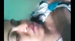 Indiase seks video featuring een desi medisch student en haar jongere partner 2 min 00 sec