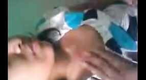 Indiase seks video featuring een desi medisch student en haar jongere partner 1 min 10 sec