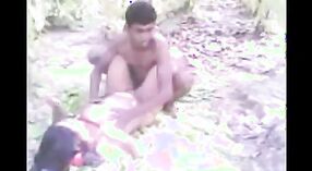 Video de sexo indio amateur con una prostituta del campo de Yute 1 mín. 40 sec