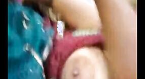 Vídeo amador do primeiro sexo ao ar livre de uma Rapariga lésbica de Bangladesh com o seu amante 0 minuto 0 SEC