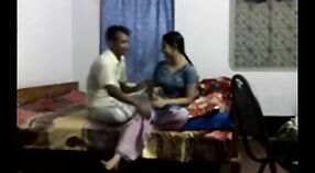 Video de sexo indio con una chica desi follada por un chachu en un entorno amateur 2 mín. 00 sec