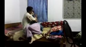 Indisches Sexvideo mit einem Desi-Mädchen, das in einer Amateurumgebung von einem Chachu gefickt wird 2 min 50 s