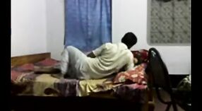 Indisches Sexvideo mit einem Desi-Mädchen, das in einer Amateurumgebung von einem Chachu gefickt wird 4 min 30 s