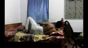 Indisches Sexvideo mit einem Desi-Mädchen, das in einer Amateurumgebung von einem Chachu gefickt wird 6 min 10 s