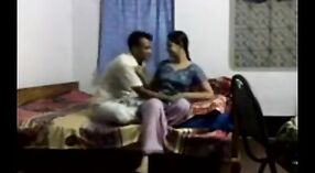 印度性爱视频中有一个desi女孩在业余环境中被一个chachu搞砸 0 敏 0 sec