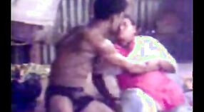 Vidéo porno indienne mettant en vedette une bangladaise et le mec de son voisin 1 minute 00 sec