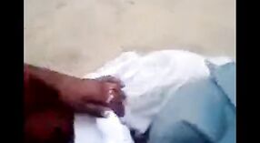 Indiase Paar ' s nieuwe outdoor seks video met een schandalige climax 0 min 0 sec