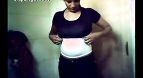 الهندي الجنس أشرطة الفيديو يضم فتاة جميلة تجريد للمتعة 1 دقيقة 30 ثانية