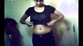 الهندي الجنس أشرطة الفيديو يضم فتاة جميلة تجريد للمتعة 1 دقيقة 50 ثانية