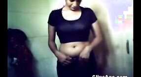 આનંદ માટે એક સુંદર છોકરી સ્ટ્રીપિંગ દર્શાવતી ભારતીય સેક્સ વિડિઓઝ 2 મીન 20 સેકન્ડ