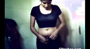 આનંદ માટે એક સુંદર છોકરી સ્ટ્રીપિંગ દર્શાવતી ભારતીય સેક્સ વિડિઓઝ 2 મીન 30 સેકન્ડ