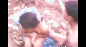 印度性爱视频，有两个家伙和一个在森林里的desi青少年 4 敏 20 sec