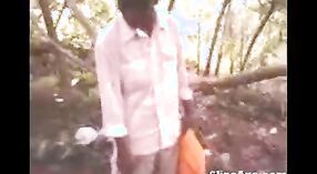森の中で2人の男とデジティーンをフィーチャーしたインドのセックスビデオ 4 分 40 秒